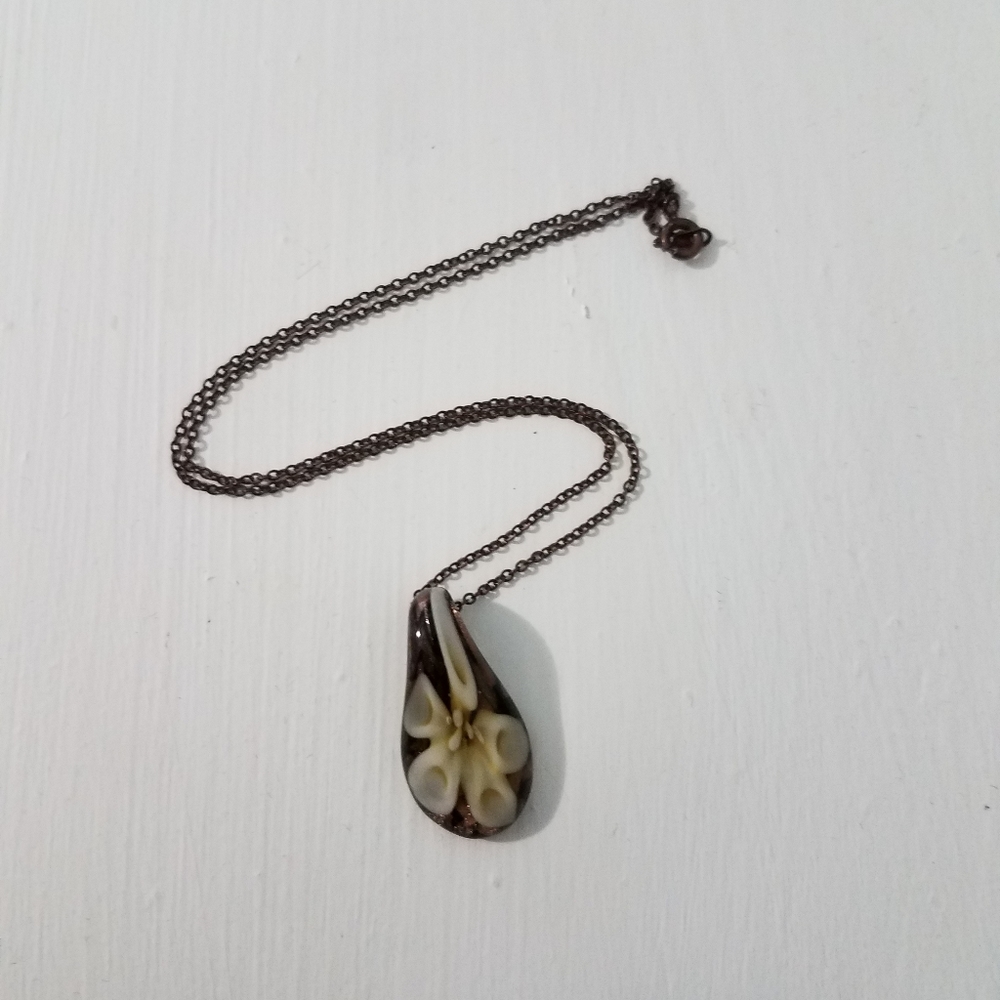Small 16" Necklace With Glass Flower Pendant